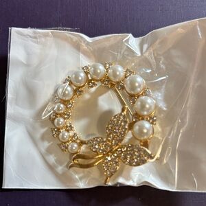 Gold Pearl & Crystal Leaf Wreath Brooch Butterfly Whimsical Shiny Easter